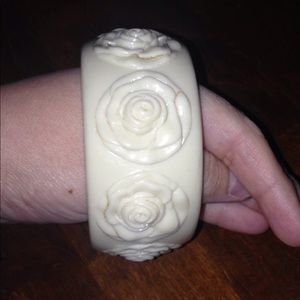 ❤️4 for $20 ❤️Chunky braclet ivory color